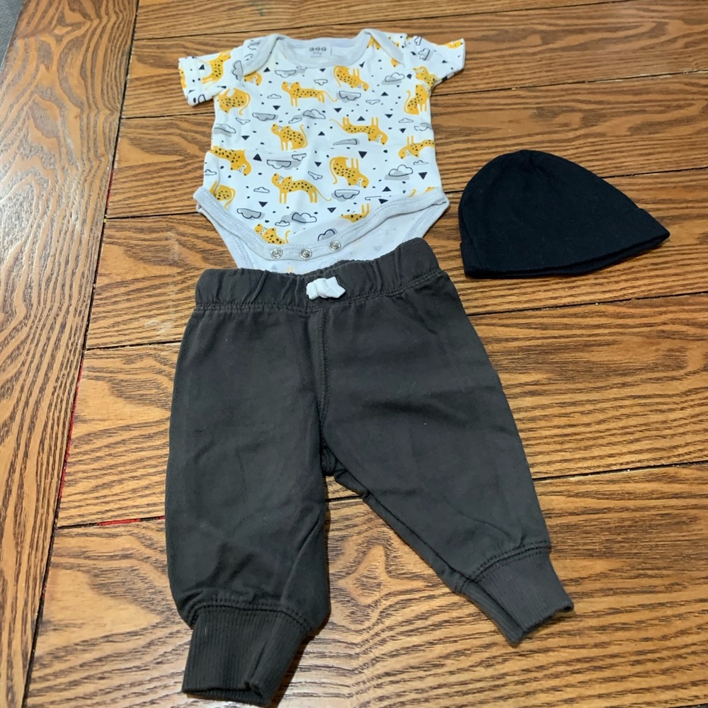 Animal shirt sweats and hat